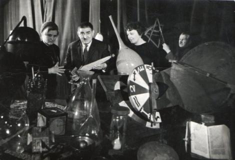Photo no. 18 (20)
                                                         Podczas prezentacji zbiorów muzealnych w 1970 r., od lewej: Janina Dobrzyniecka, Karol Estreicher, Maria Zakrzewska i Eugeniusz Sternadel / fot. Muzeum UJ
                            
