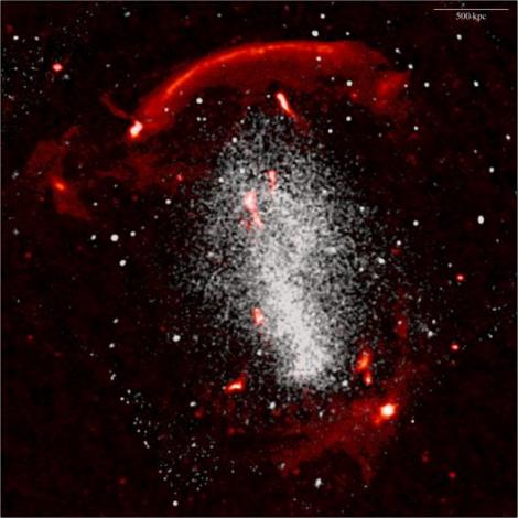 Zdjęcie nr 9 (10)
                                	                             Gromada galaktyk CIZA J2242.8+5301. W jej centrum obecny jest niezwykle gorący gaz, zauważalny dzięki obserwacjom obserwatorium Chandra (kolor biały). Fot. Duy Hoang/LOFAR Surveys Team
                            