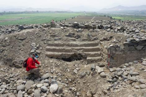 Photo no. 15 (18)
                                                         Luis Miranda na stanowisku Cerro Campana dokumentuje pozostałości U-kształtnej świątyni z drugiego tysiąclecia p.n.e.
                            