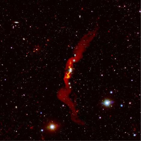 Zdjęcie nr 1 (10)
                                	                             Radiogalaktyka 3C31, obserwowana za pomocą LOFAR przez Heesen et al (2018), widoczna jest na czerwono w górnej części obrazu optycznego. Fot. Volker Heesen/LOFAR Surveys Team.
                            