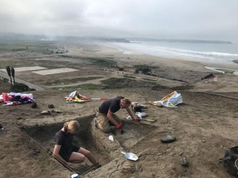 Photo no. 4 (18)
                                                         Archeolodzy polscy w trakcie odkrywania muru z cegły adobe, w tle Pacyfik
                            