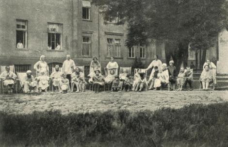 Zdjęcie nr 14 (20)
                                	                             Chorzy na leżakach 1937 r.
                            