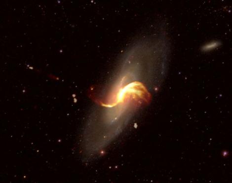 Zdjęcie nr 8 (10)
                                	                             Bliska galaktyka spiralna M106. Jasne struktury radiowe w centrum nie stanowią jej ramion spiralnych, lecz powstały w wyniku aktywności supermasywnej czarnej dziury. Fot. Cyril Tasse/LOFAR Surveys Team
                            
