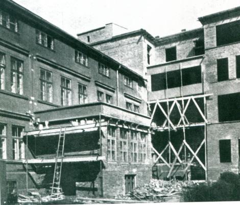 Zdjęcie nr 19 (20)
                                	                             Budowa wschodniego skrzydła szpitala i bożnicy szpitalnej ufundowanej przez Fany Schenker
                            