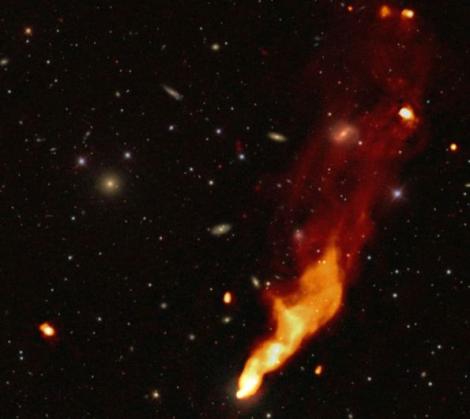 Zdjęcie nr 7 (10)
                                	                             Przemieszczająca się przez gorący ośrodek wewnątrz gromady galaktyk radiogalaktyka zostawia za sobą ślad. Fot. Cyril Tasse/LOFAR Surveys Team
                            