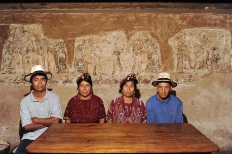 Photo no. 2 (12)
                                                         Rodzina Asicona Ramirez na tle ściany z freskami przed konserwacją
                            